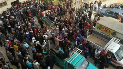 بالصراخ والدموع..أهالي ضحايا حادث بني سويف يتسلمون جثث ذويهم
