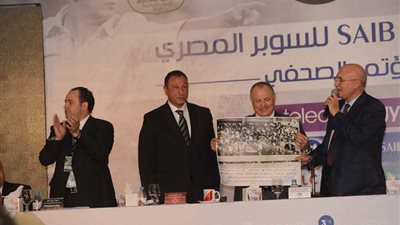 رئيس المصري يهدي «الخطيب» صورة تاريخية لأول مباراة أمام الأهلي