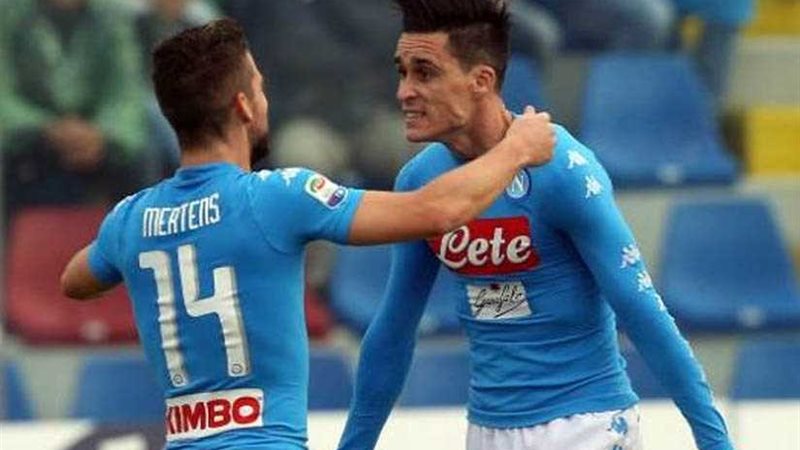 نابولي يحتفظ بصدارة