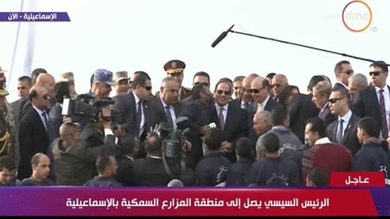 أحد العمال بعد تقبيله