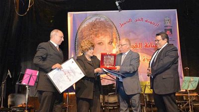 النمنم يكرم أيقونة الفن الجميل عايدة كامل