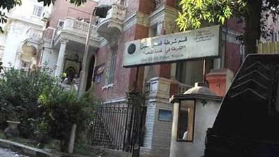 فتاة تثير ذعر المارة أمام قسم شرطة قصر النيل لفقدان حبيبها