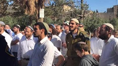 90 مستوطنا بينهم طلبة معاهد تلمودية وضباط يقتحمون الأقصى