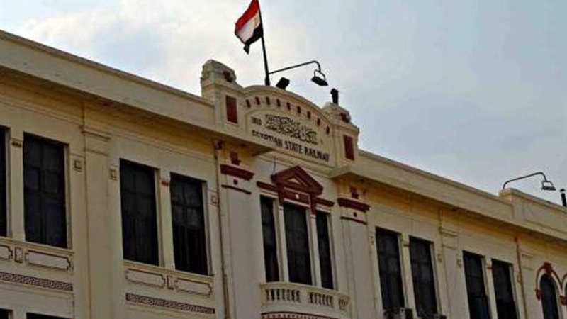 توك توك يقتحم السكة