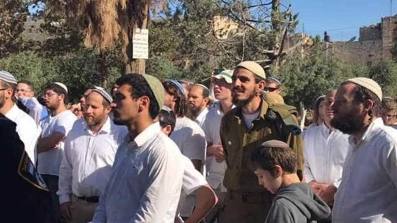 90 مستوطنا بينهم