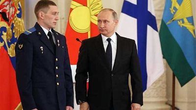 بوتين يقلّد عريفا 