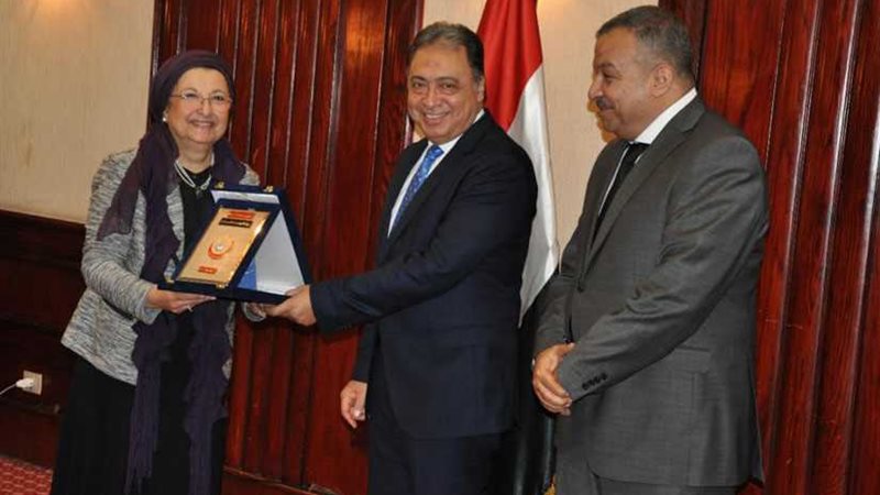 وزير الصحة يكرم لجنة