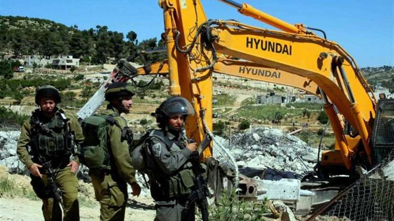 الاحتلال يسلم إخطارات