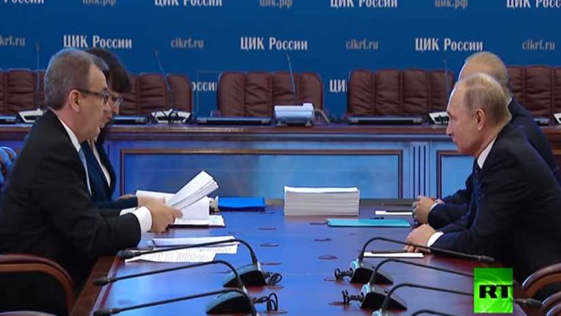 بوتين يقدم أوراق