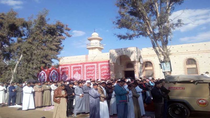 الآلاف يشيعون جثمان