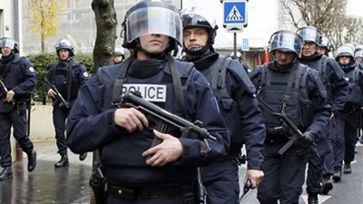 فرنسا تحشد نحو 140 ألف شرطي لتأمين احتفالات رأس السنة