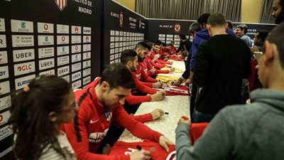 نجوم أتلتيكو مدريد يوقعون على هدايا تذكاريا للجماهير