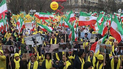 تواصل الاحتجاجات لليوم الثالث في مدن إيرانية.. وآلات القمع تعتدي على المتظاهرين