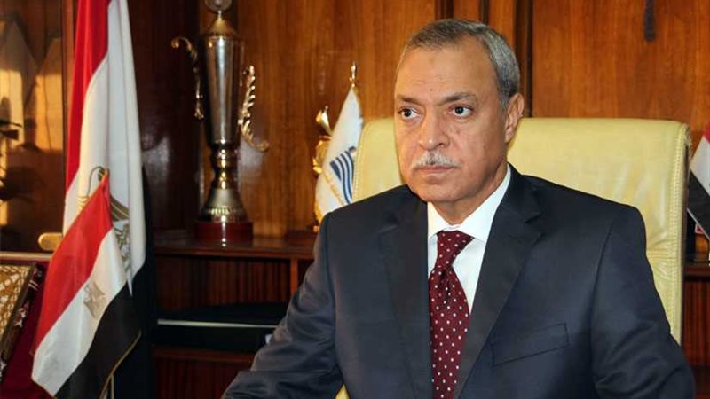 محافظ قنا يقدم واجب