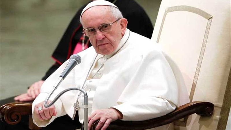 بابا الفاتيكان يصلي