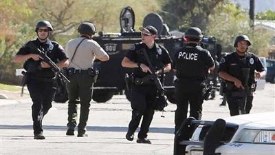 الشرطة الأمريكية تلقي القبض على رجل بحوزته أسلحة بأحد الفنادق