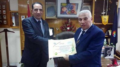 وكيل تعليم البحيرة يُكرم رئيس أمناء بندر دمنهور التعليمية