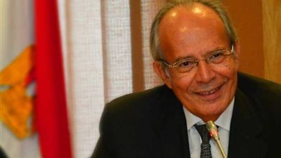 وزير التنمية المحلية ومحافظ قنا يضعان حجر الأساس لمنطقة الحرفيين