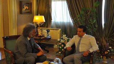 نقيب الأطباء ووزير التعليم العالي يبحثان نقص المستلزمات الطبية بالمستشفيات الجامعية