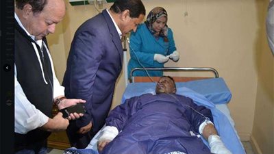 محافظ الغربية يزور مصابي تفجير مطحن العاشر ويصرف تعويضًا لهم (صور)