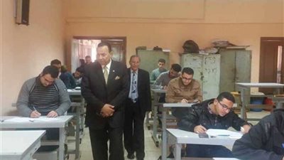 رئيس جامعة المنوفية يتفقد امتحانات الهندسة الإلكترونية (صور)