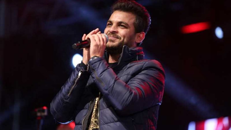 محمد رشاد يشعل حفل