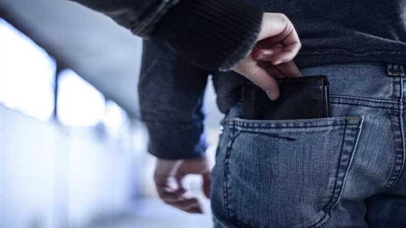 القبض على شاب يسرق