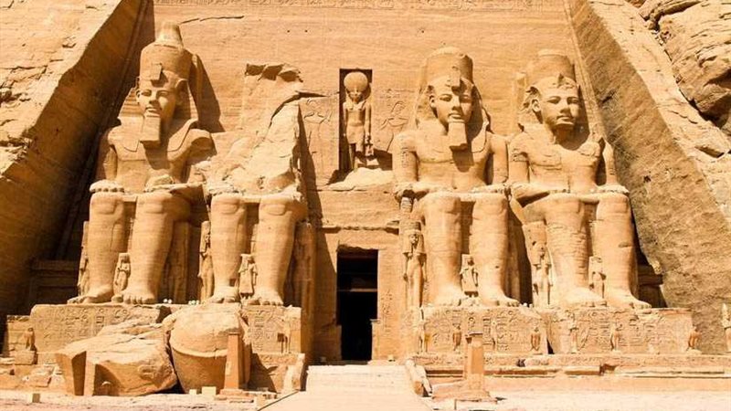 مساعد وزير الآثار