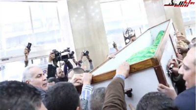 بالفيديو .. لحظة خروج جثمان الكاتب الكبير الراحل ابراهيم نافع من جريدة الأهرام