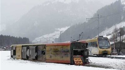 عاصفة عاتية تطيح قطارا عن القضبان في سويسرا