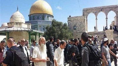 مستوطنون يقتحمون المسجد الأقصى بحراسة الاحتلال الإسرائيلي