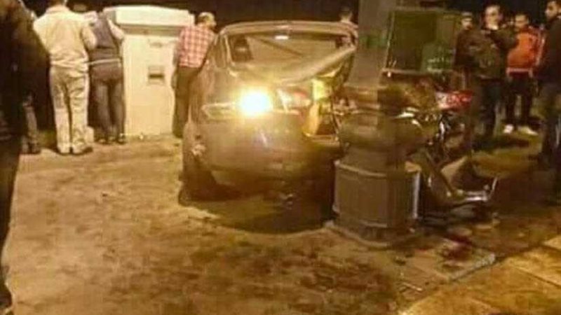 سيارة طائشة تندفع