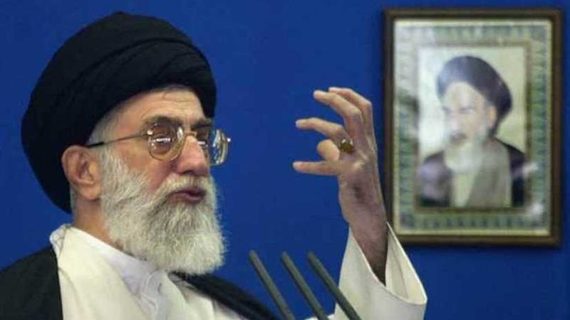 خامنئي يكيل التهم