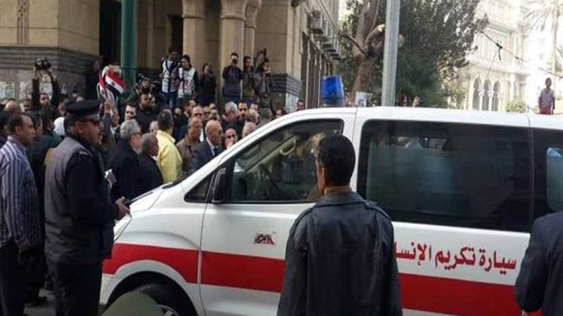 لحظة وصول جثمان الكاتب