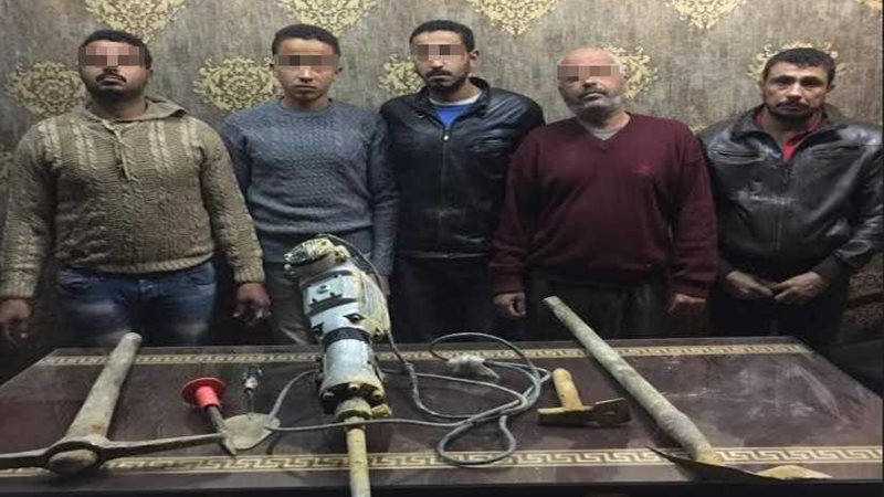 ضبط 5 عمال ينقبون