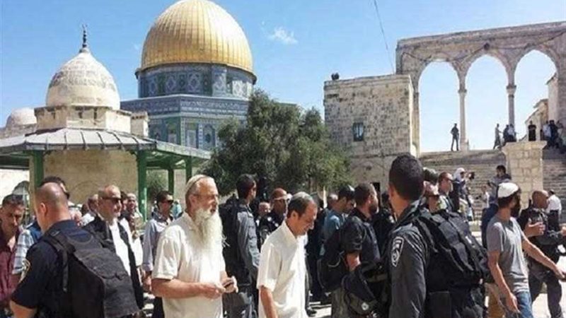 مستوطنون يقتحمون