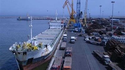 تداول 13 سفينة بموانئ بورسعيد