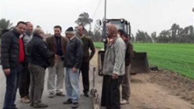 بالصور : سوء الأحوال الجوية يتسبب فى كسر عامود كهرباء وقطع طريق السنطة – طنطا