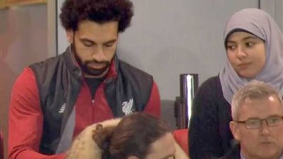 «صلاح» بصحبة زوجته ووكيل أعماله في 