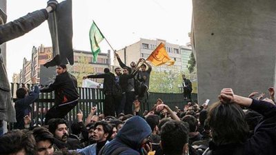 بالفيديو| اشتباكات جديدة بين المتظاهرين والشرطة في إيران.. وإصابة عدة أشخاص