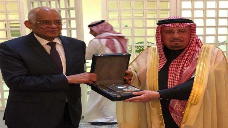 عبدالعال يبحث مع