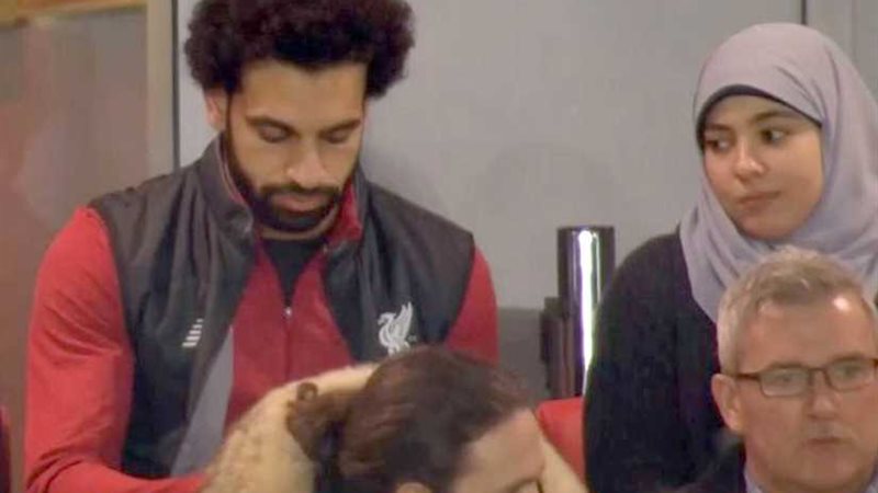 «صلاح» بصحبة زوجته