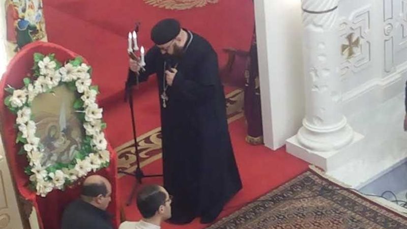 بالصور توافد المئات