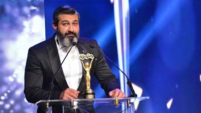 بالصور ..ياسر جلال يضيف جائزة جديدة لدورة فى 