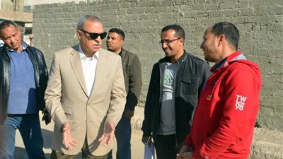 محافظ قنا يطالب المسؤولين بالاهتمام بنظافة الشوارع ومحاسبة المقصرين