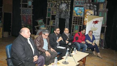 نقاد في ندوة 