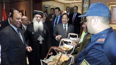 الشرطة توزع الكعك على الأقباط بكنيسة العذراء بالمحلة