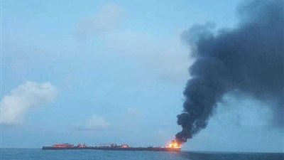 النار تواصل التهام ناقلة النفط الإيرانية في مياه الصين.. ومصير طاقمها مجهول