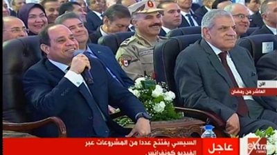 السيسي لجندي مازحًا: 