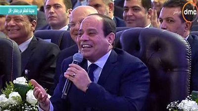 السيسي يداعب وزير النقل: «أنت عمال تتغزل في الطريق»